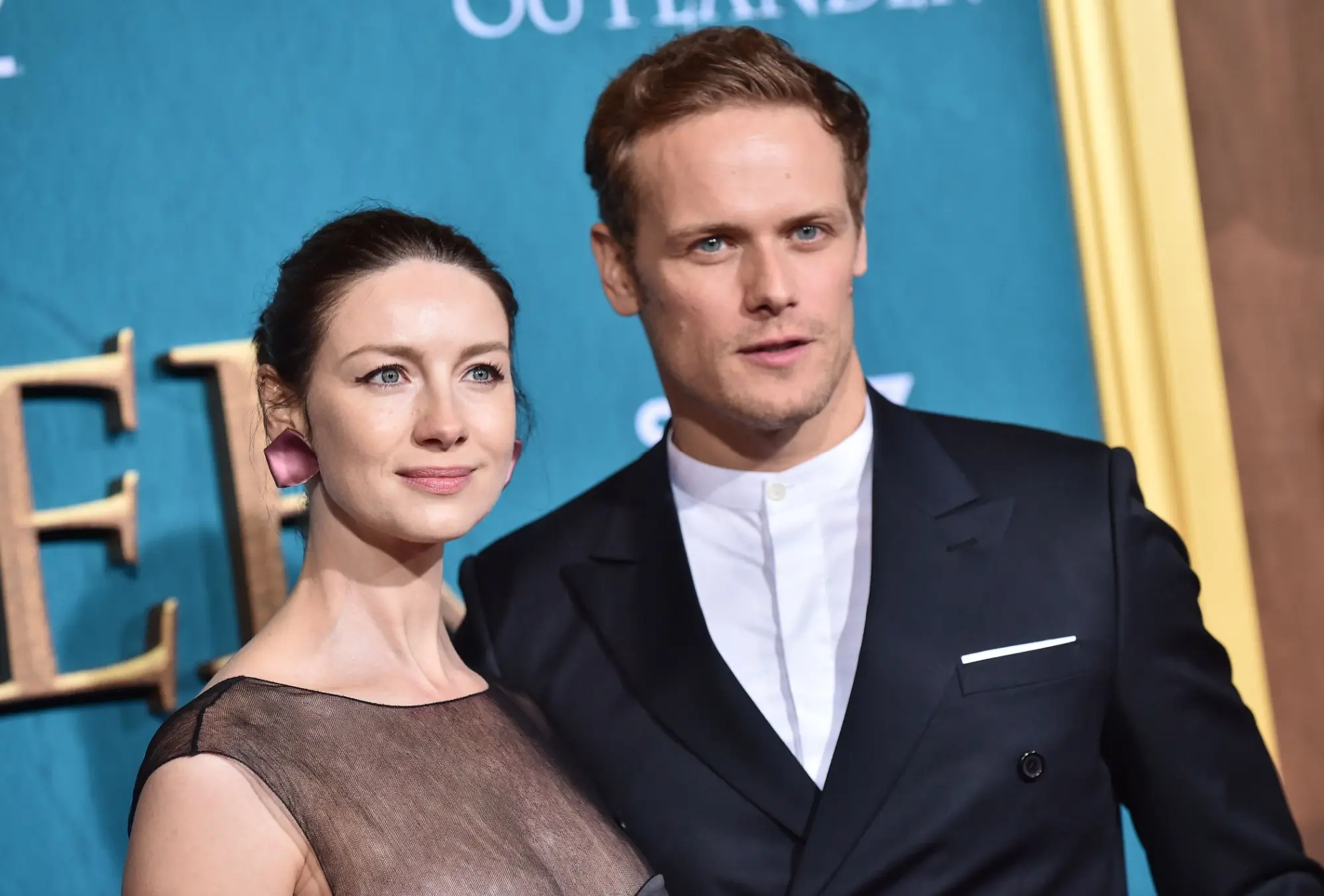 Hlavní představitelé seriálu Outlander pózují fotografům