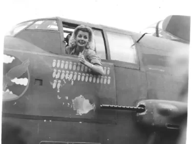 Rita Hayworth je vyobrazena v bombardéru B-25, ikonickém letadle druhé světové války