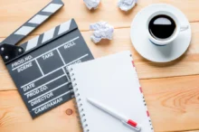 Sešit, filmová klapka a káva - ilustrační obrázek pro psaní scénáře