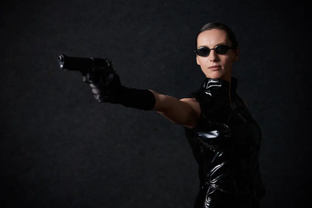 Žena oblečená jako z filmu Matrix