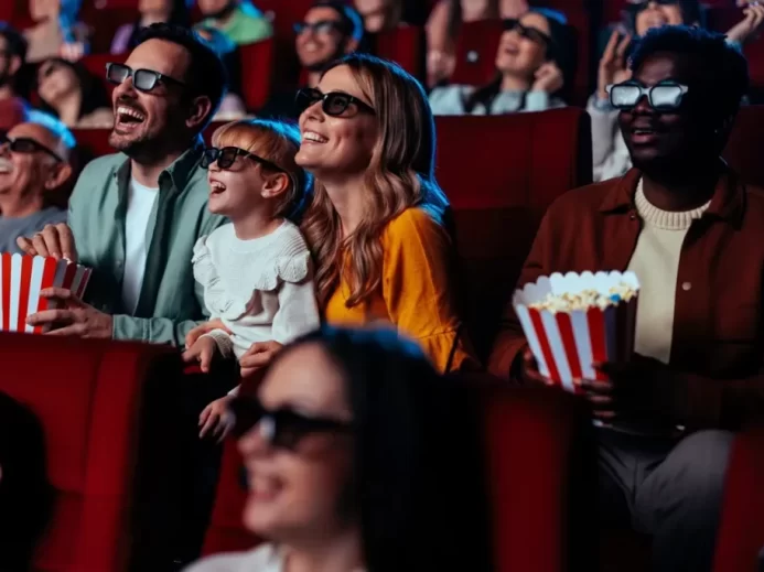 Sledování 3D filmu diváci kino