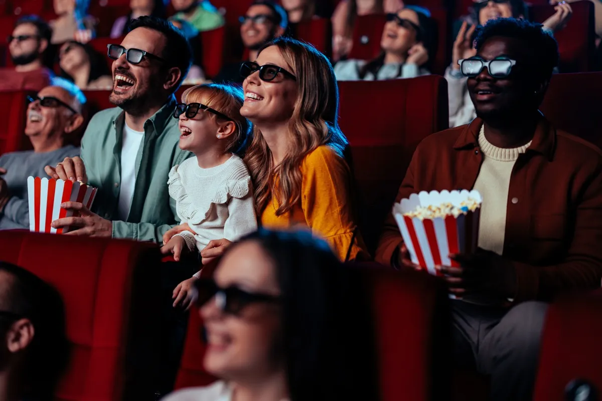 Sledování 3D filmu diváci kino