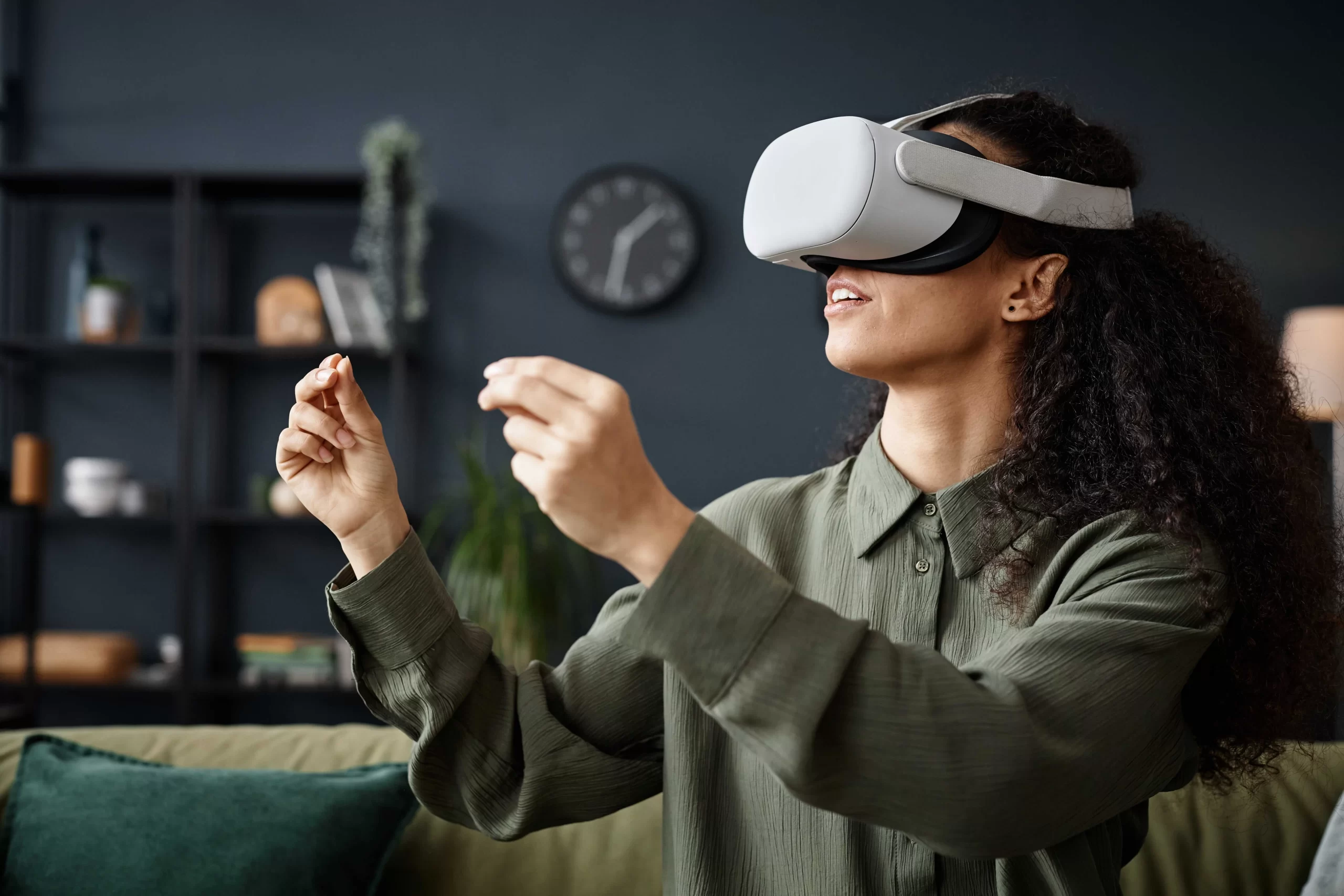 Žena používá brýle na virtuální realitu
