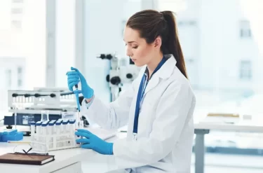 Žena věda laboratoř