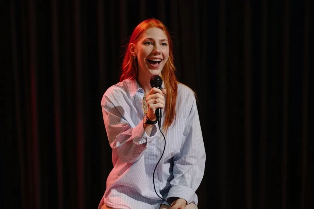 Žena stand-up comedy komička smích