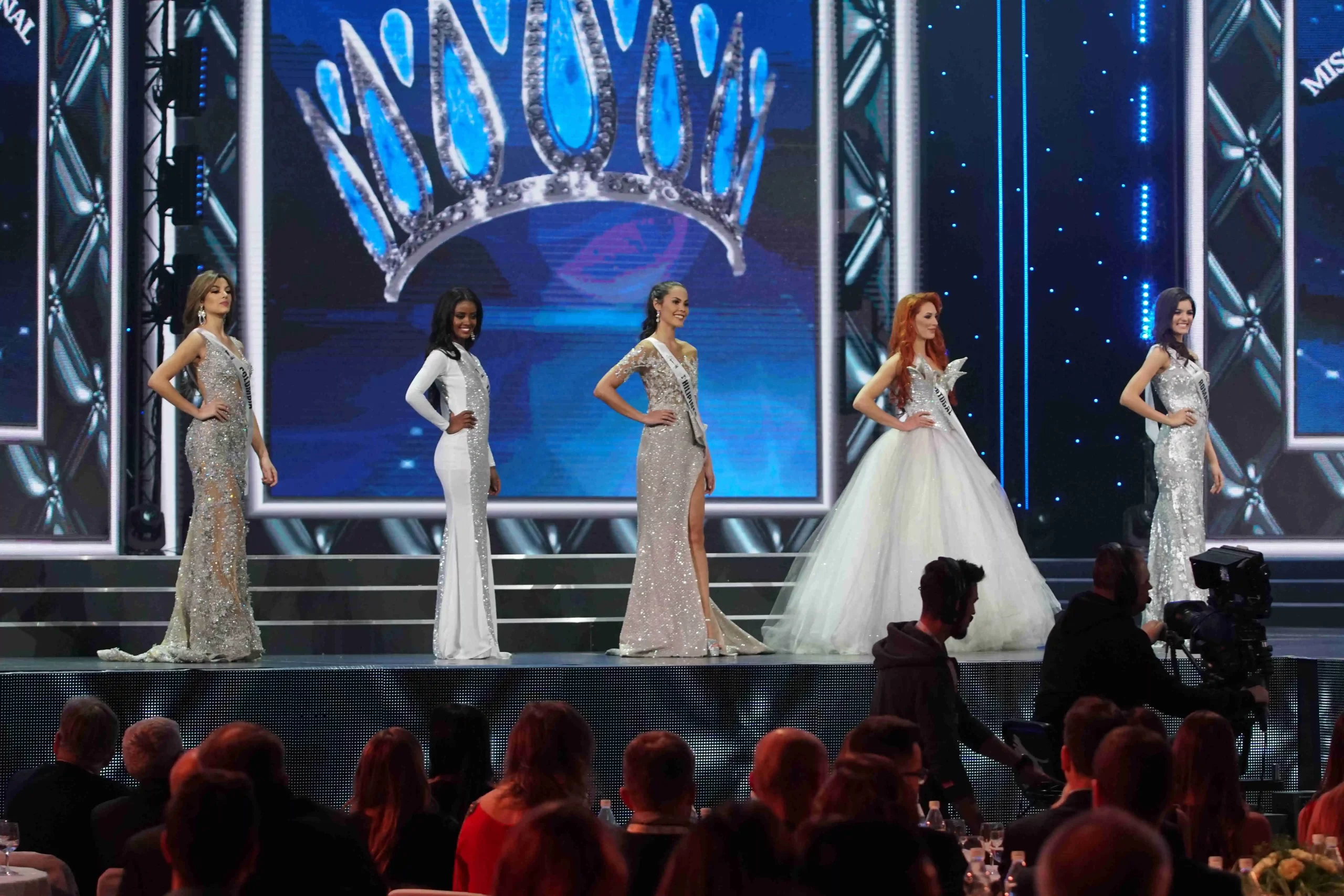 Miss World stojící v řadě