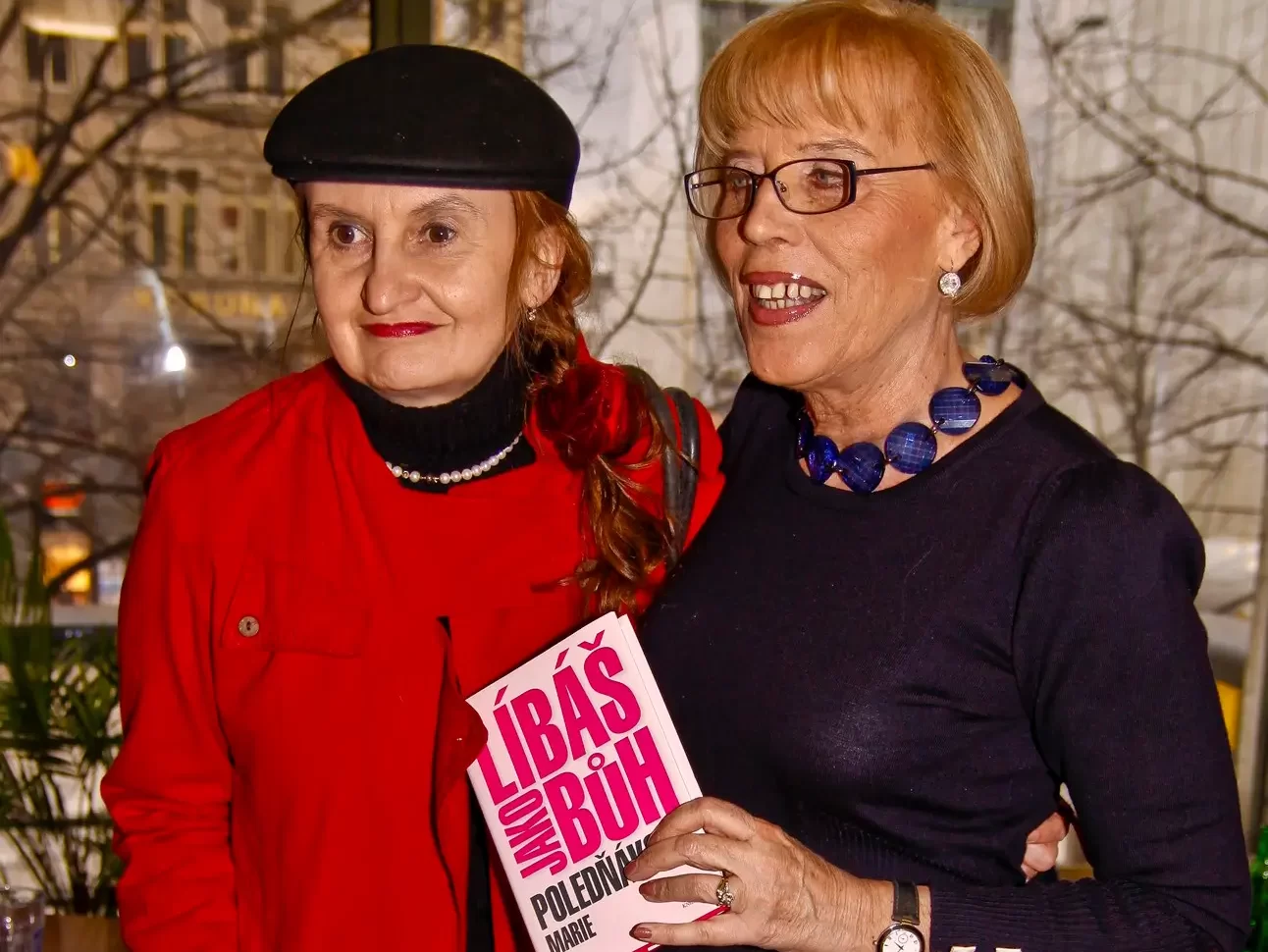 Herečka Eva Holubová a režisérka a autorka Marie Poledňáková, která drží svou knihu Líbáš jako Bůh.