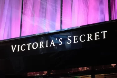 Logo Victoria's Secret na obchodní výloze