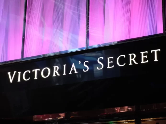 Za leskem značky Victoria's Secret se skrývaly přísné režimy a tlak na dokonalost Logo Victoria's Secret na obchodní výloze