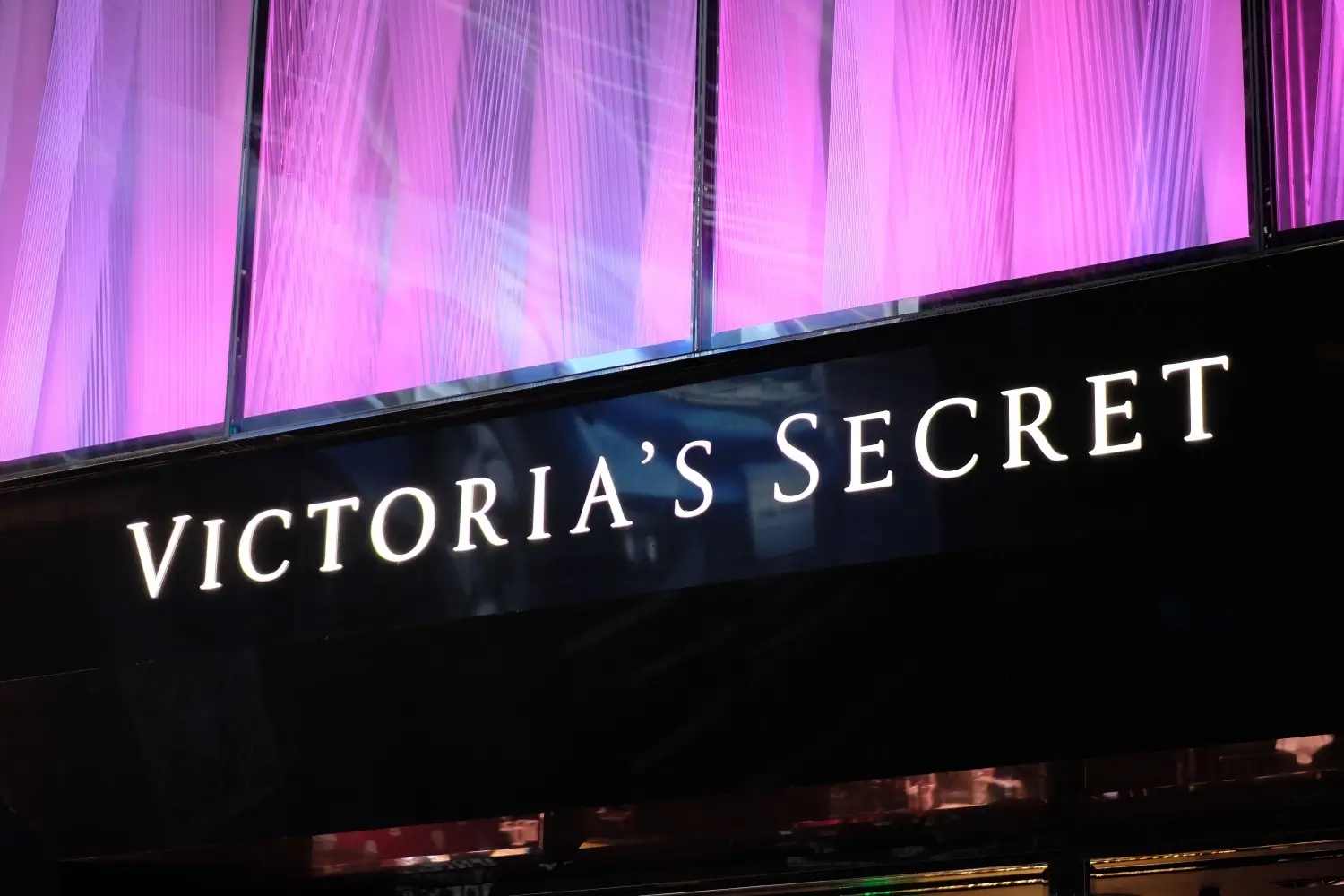 Logo Victoria's Secret na obchodní výloze