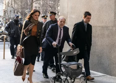 Slavný producent Weinstein při cestě k soudu.