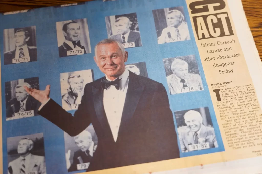 Johnny Carson před výstřižky z pořadu