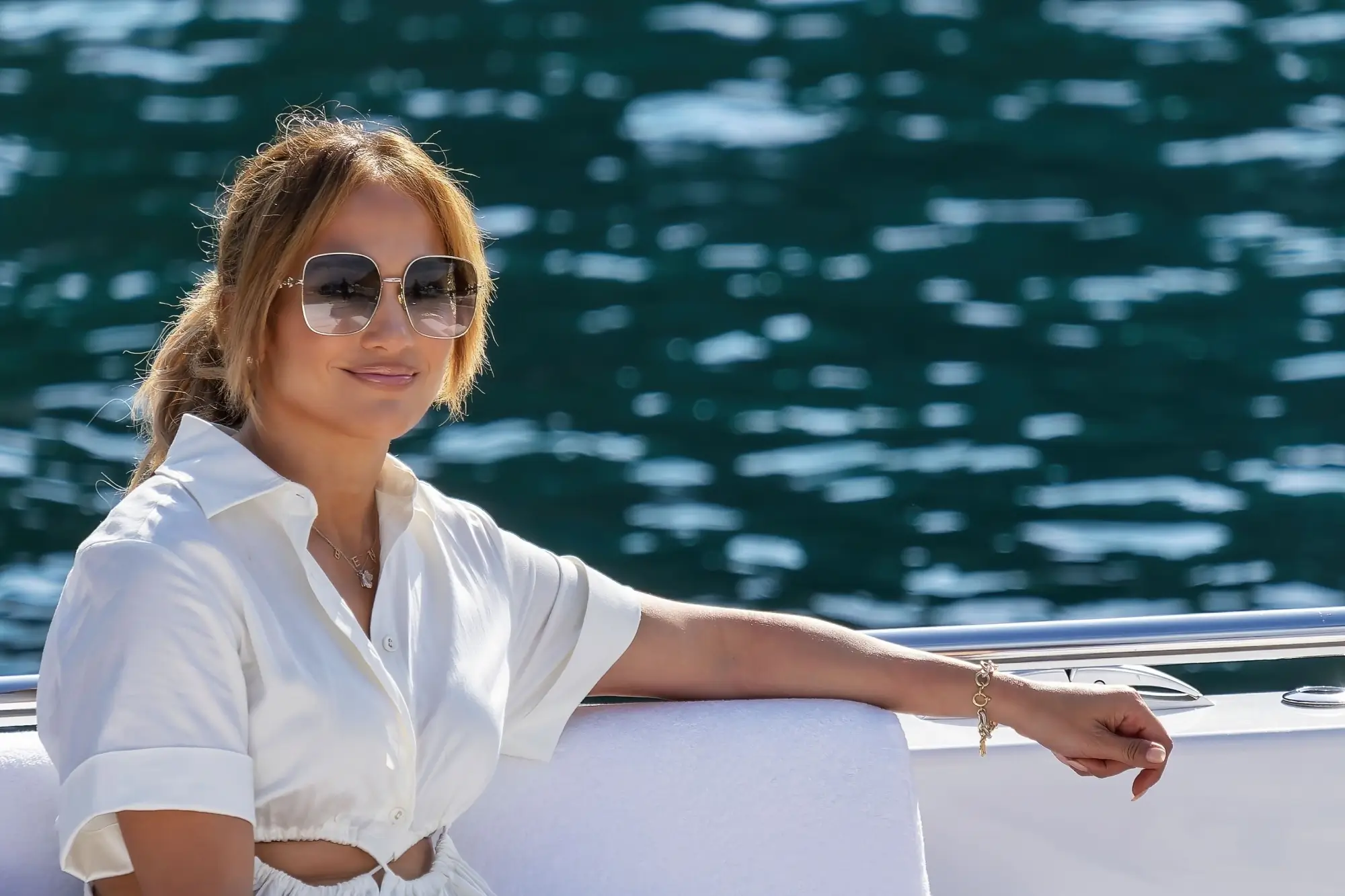 Jennifer Lopez při vyjížďce na lodi.