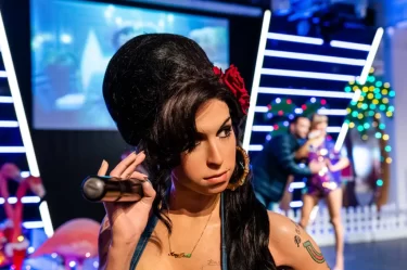 Amy v televizním studiu s mikrofonem v ruce