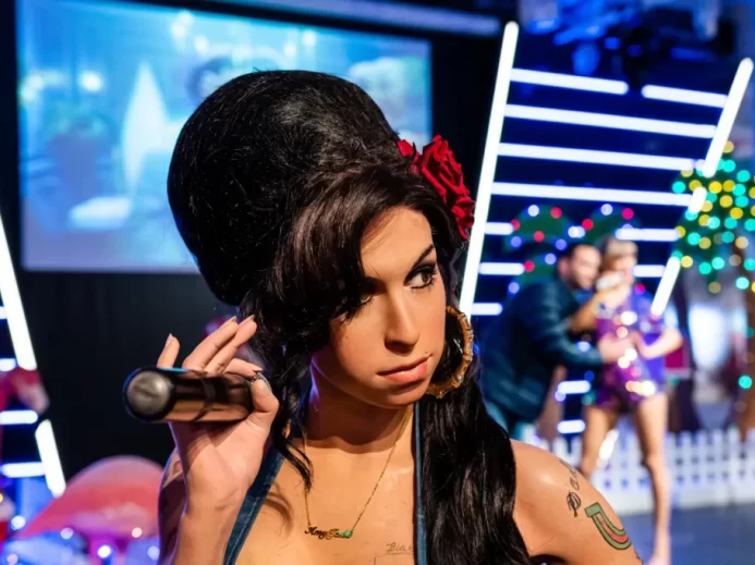 Amy v televizním studiu s mikrofonem v ruce