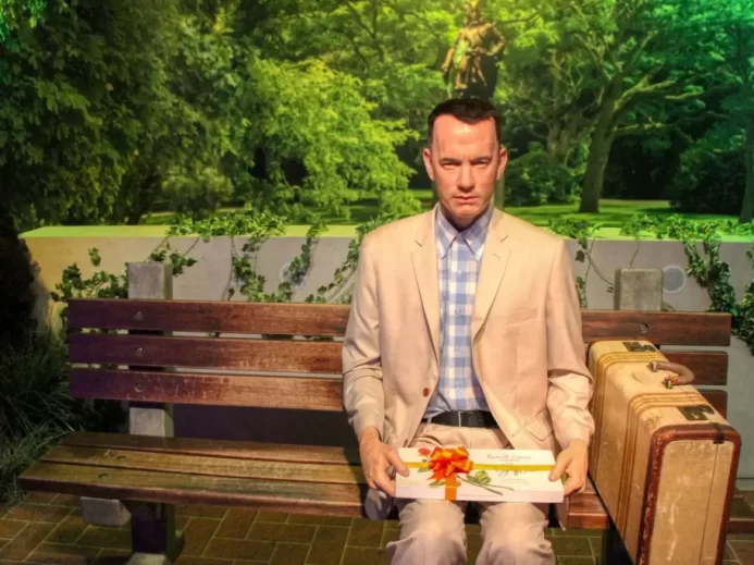 Forrest Gump: Nebyl inspirován jen jedním člověkem Forrest sedí na slavné lavičce se svým kufrem a krabičkou čokolád, připravený vyprávět svůj neobyčejný příběh.