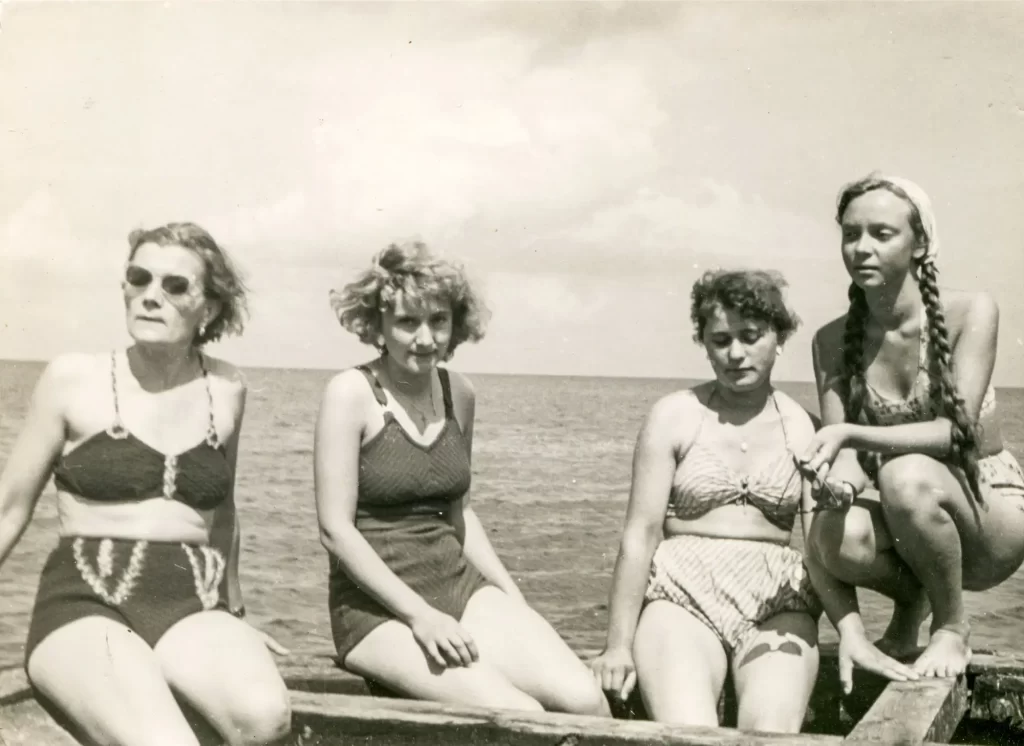Skupina žen v retro plavkách a bikinách u moře, 50. léta minulého století