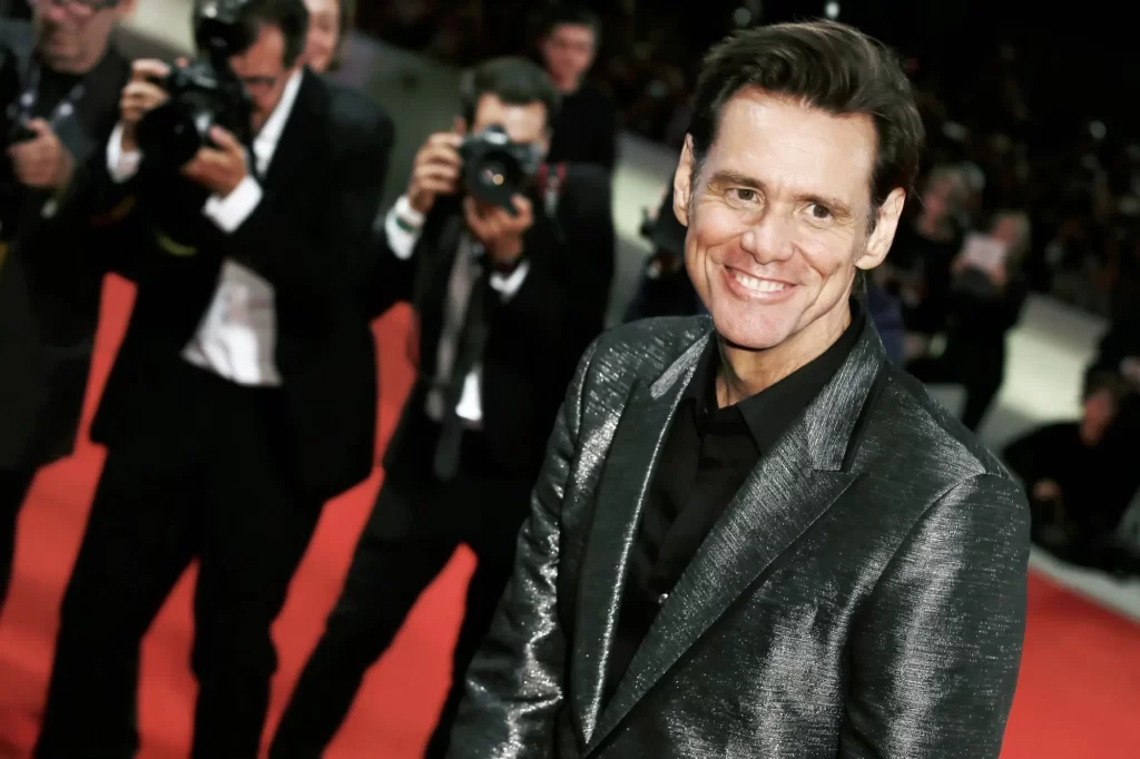 Jim Carrey pźuje fotografům na červeném koberci