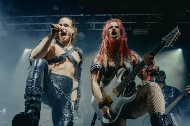 Heavy metalová kapela během živého koncertu.