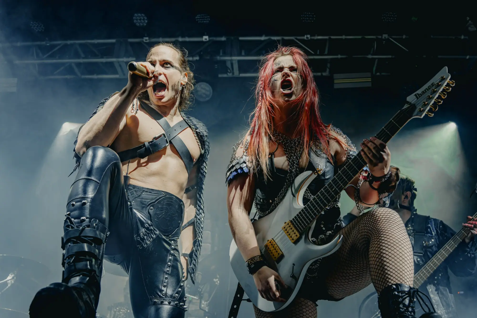 Heavy metalová kapela během živého koncertu.