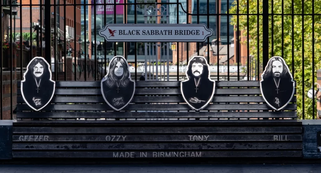 Pamětní lavička věnovaná kapele Black Sabbath v Birminghamu, označená jako Black Sabbath Bridge 1. Na lavičce jsou portréty a jména členů původní sestavy: Geezer Butler, Ozzy Osbourne, Tony Iommi a Bill Ward.
