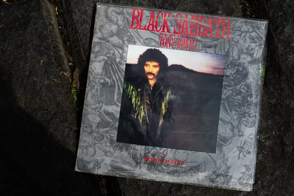Vinylová deska s albem Seventh Star od kapely Black Sabbath, na jejímž obalu je prominentně vyobrazen kytarista Tony Iommi.