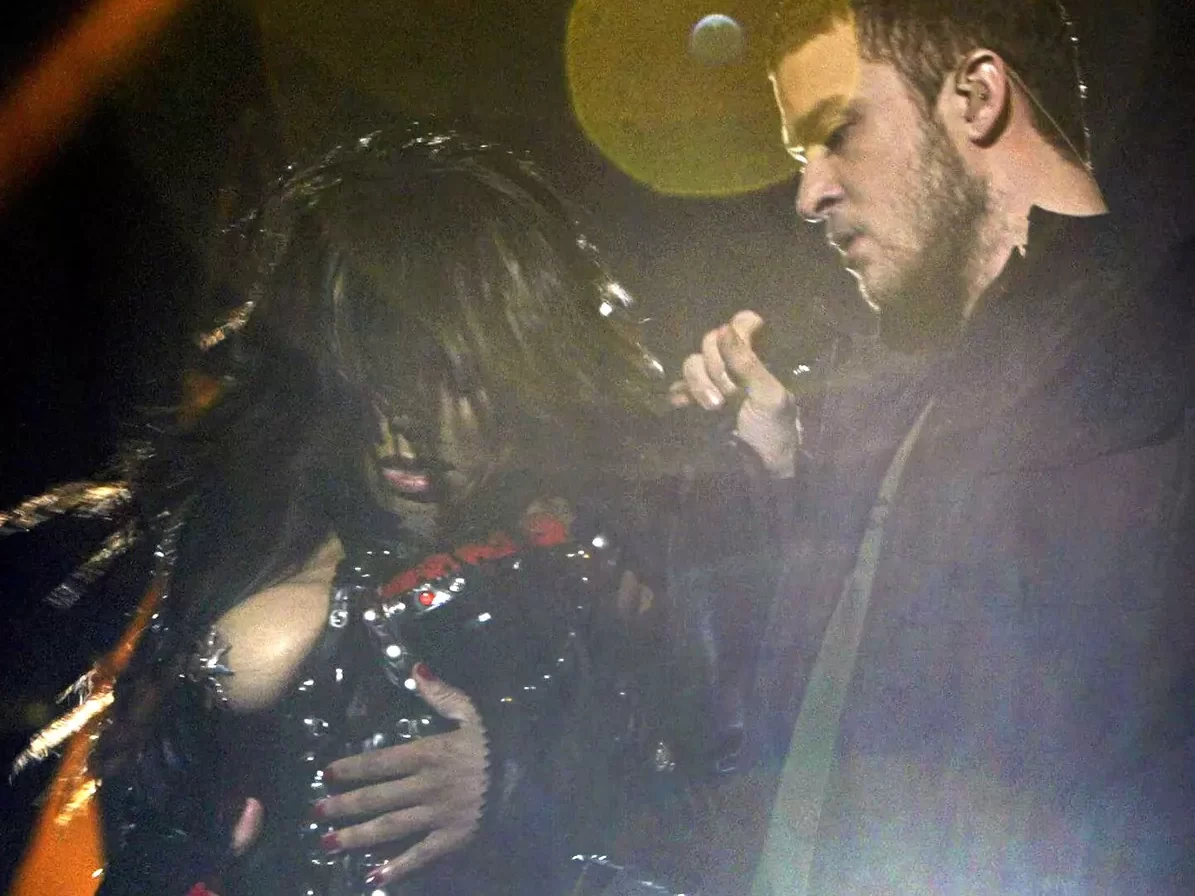 Janet Jackson a Justin Timberlake během finále Super Bowlu v roce 2004