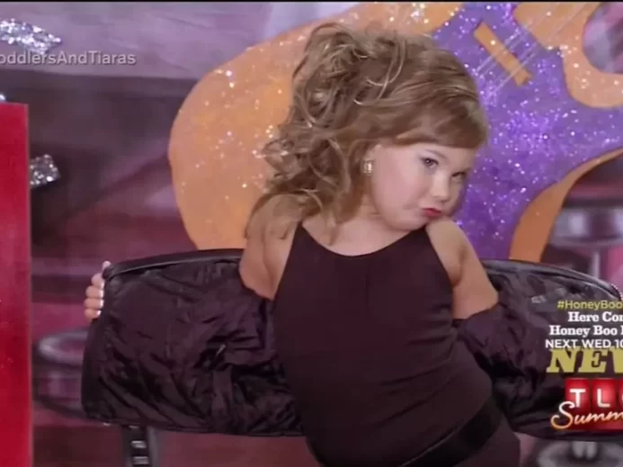 Malá soutěžící v show Toddlers & Tiaras pózuje jako dospělá modelka Scéna z Toddlers & Tiaras