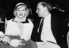 Herec Jackie Coogan a Betty Grable v klubu Kings Club v Hollywoodu. Kolem roku 1930