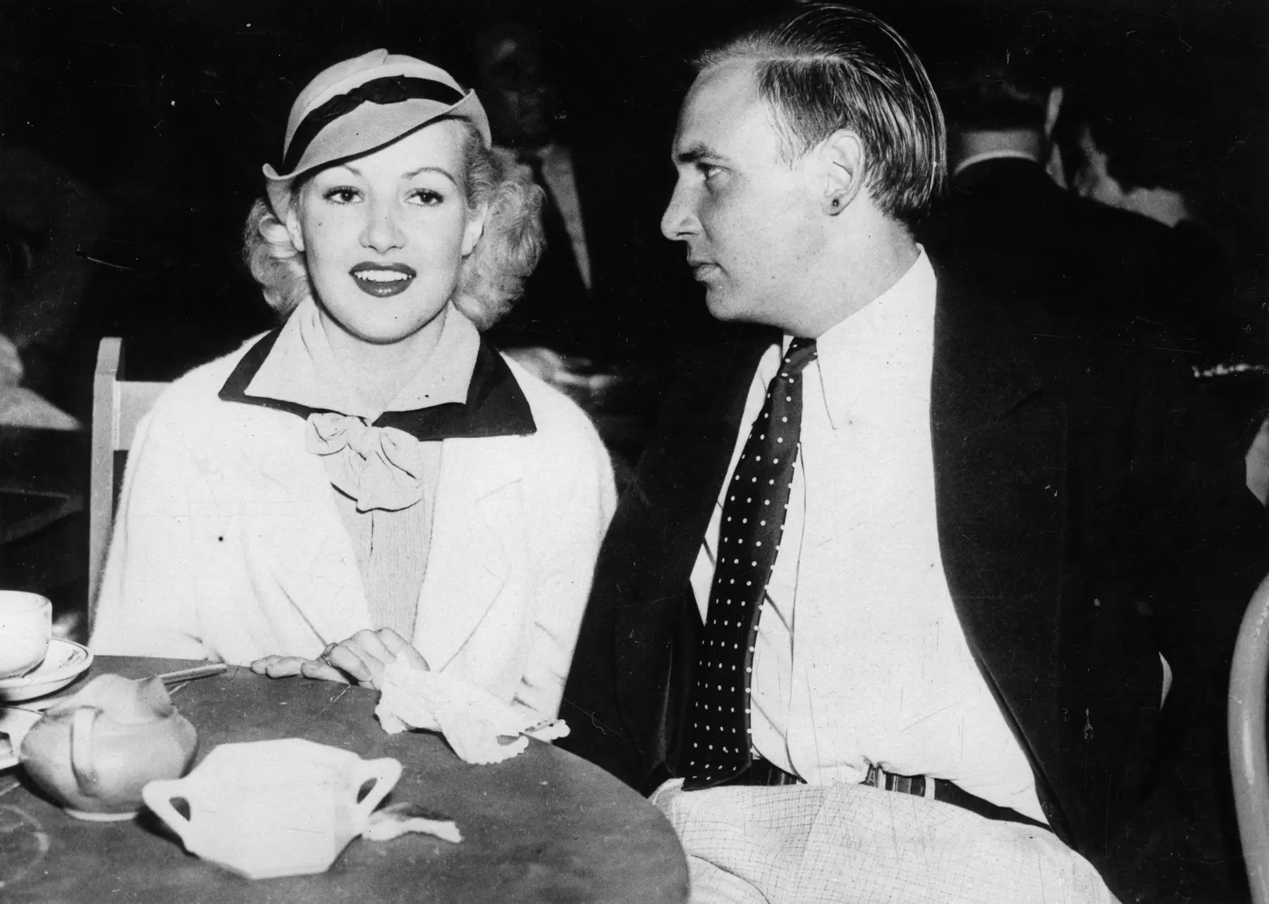 Herec Jackie Coogan a Betty Grable v klubu Kings Club v Hollywoodu. Kolem roku 1930
