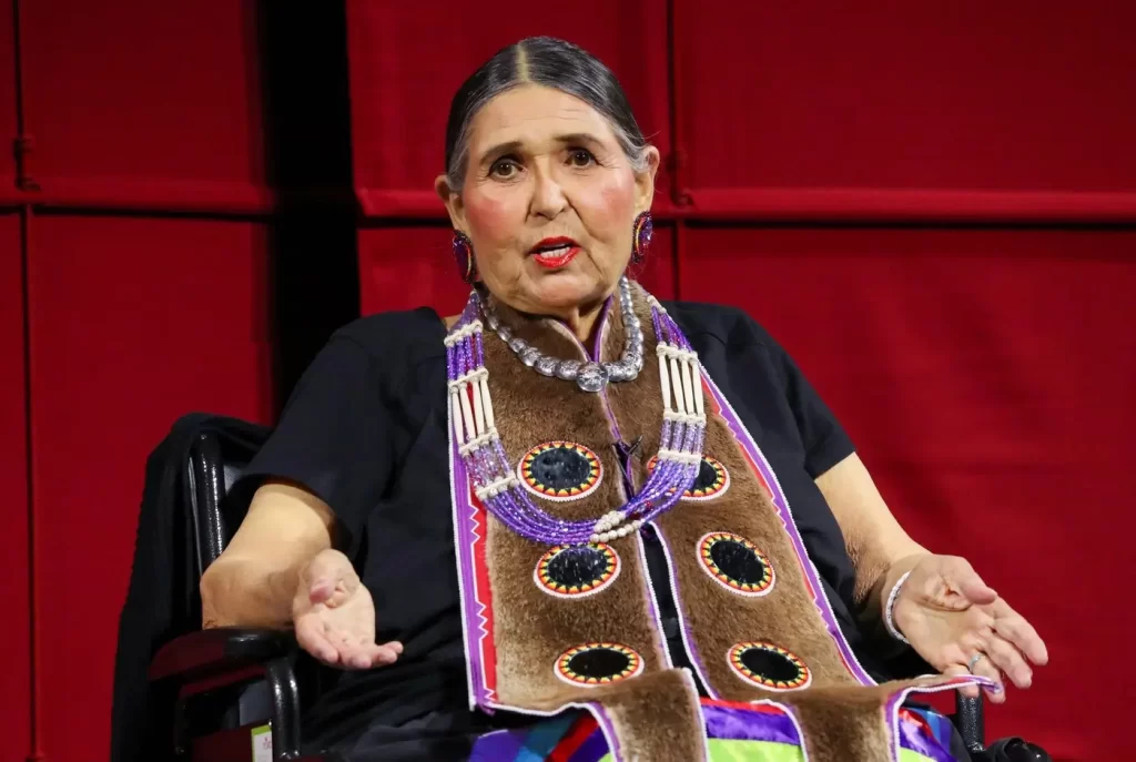 - VIPshow Sacheen Littlefeather během jednoho z posledních veřejných vystoupení