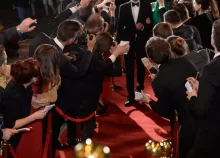 fanoušci okolo červeného koberce při příchodu celebrity