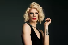 Drag queen s blonďatými vlasy a výrazným makeupem