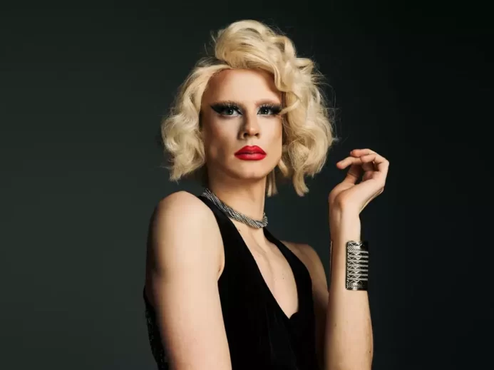 Drag shows jsou oblíbenou zábavou, ale také symbolem LGBTQ komunity Drag queen s blonďatými vlasy a výrazným makeupem