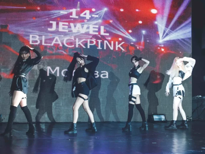 Přísná pravidla potvrdily i členky skupiny BLACKPINK, ilustrační foto Členky skupiny BLACKPINK na pódiu
