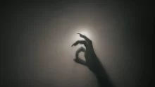 Děsivý stín upíří ruky