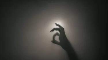 Děsivý stín upíří ruky