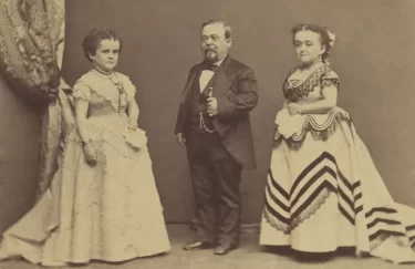 Historická fotografie lidé s trpasličím vzhledem