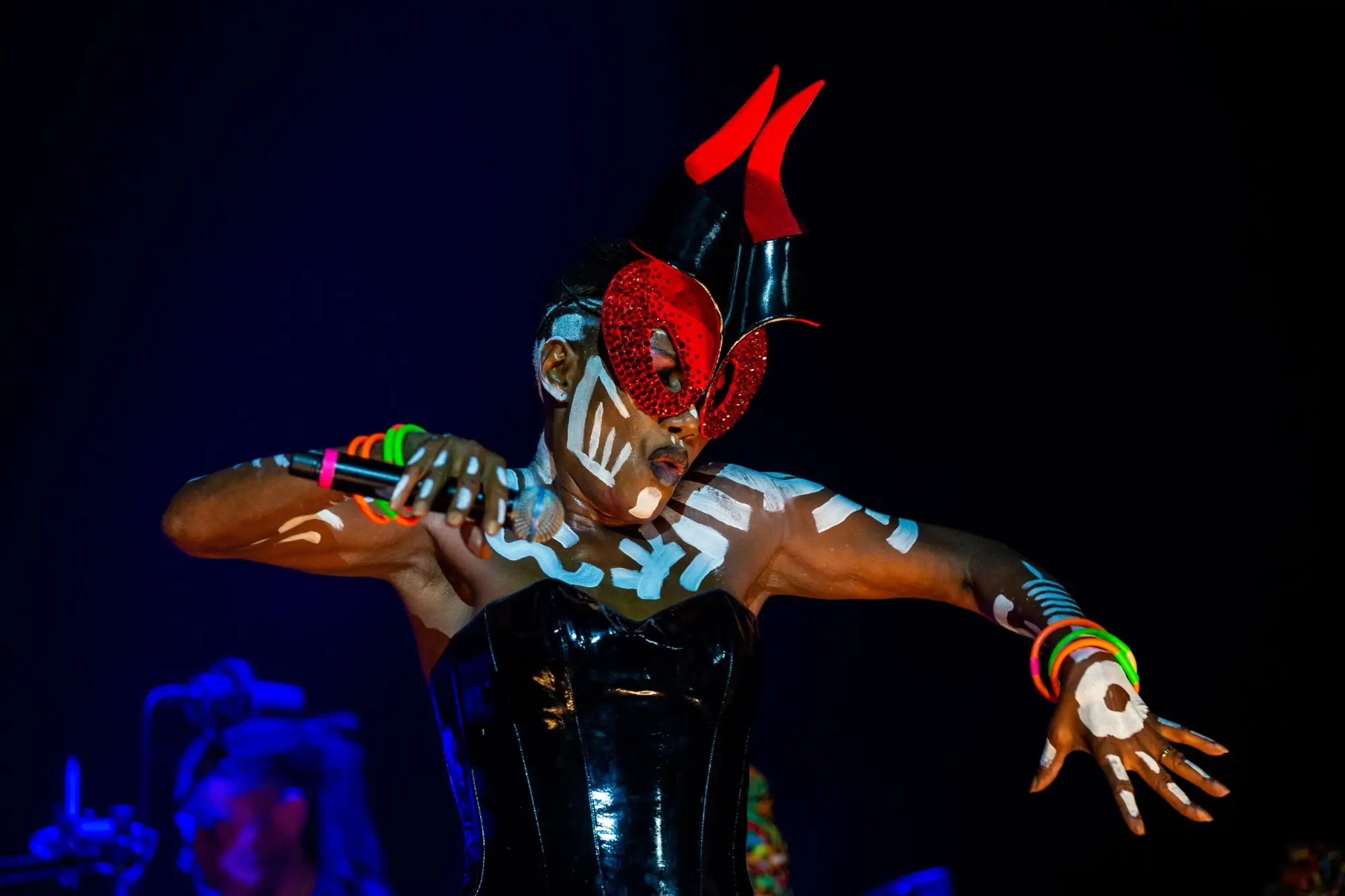 Grace Jones na vystoupení v UK.