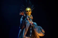 Grace Jones se na sebe nebála výrazně upozornit.