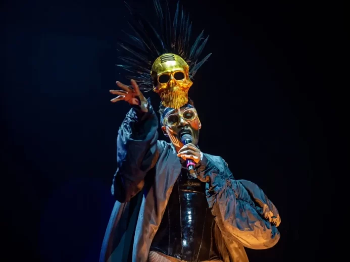Grace Jones se na sebe nebála výrazně upozornit.
