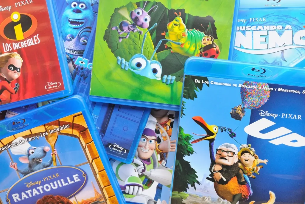 - VIPshow Blu-ray obaly slavných pixarovských filmů jako Úžasňákovi, Život brouka, Hledá se Nemo, Vzhůru do oblak a Ratatouille rozložené na stole