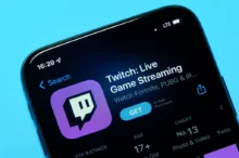 Detail obrazovky mobilu s ikonou aplikace Twitch