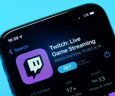 Twitch si našel cestu do milionů telefonů a proměnil zábavu v celosvětový trend Detail obrazovky mobilu s ikonou aplikace Twitch