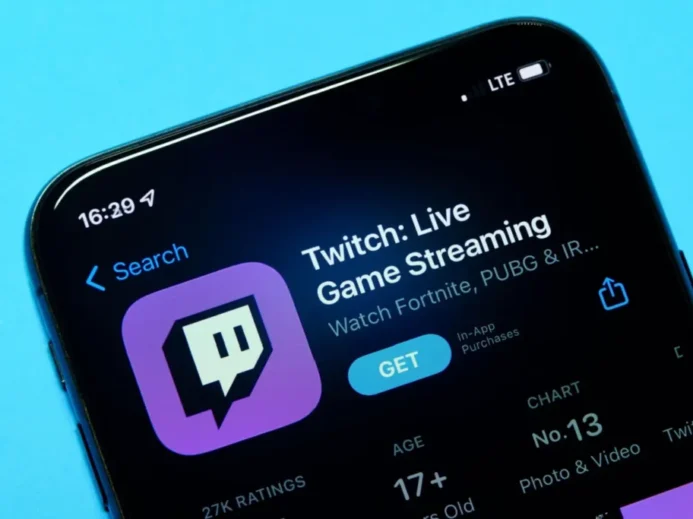 Detail obrazovky mobilu s ikonou aplikace Twitch
