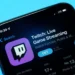 Detail obrazovky mobilu s ikonou aplikace Twitch
