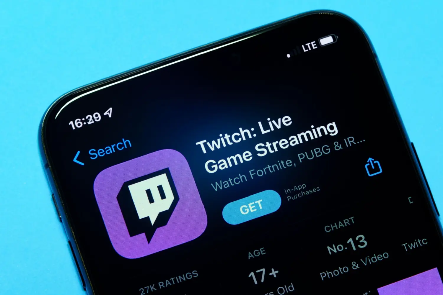 Detail obrazovky mobilu s ikonou aplikace Twitch