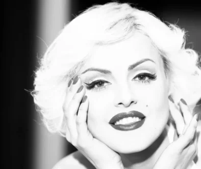 Z brunetky se stala zářivá blondýnka a Marilyn už byla hollywoodskou ikonou Portrét Marilyn Monroe se světlými vlasy a svůdným úsměvem
