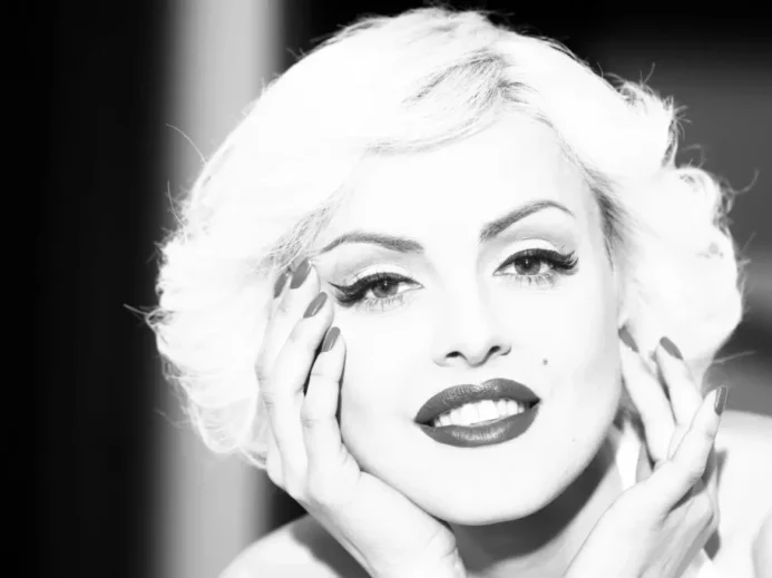 Portrét Marilyn Monroe se světlými vlasy a svůdným úsměvem