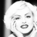 Portrét Marilyn Monroe se světlými vlasy a svůdným úsměvem